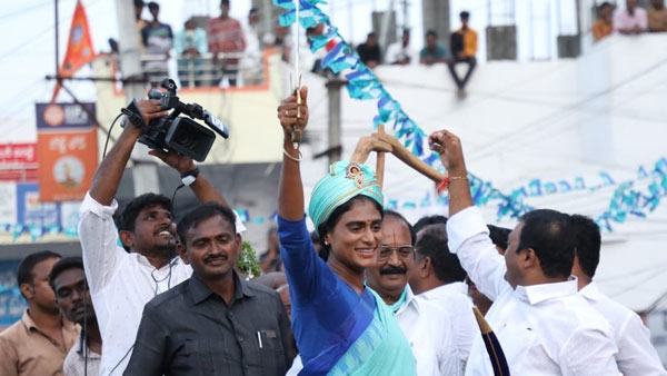 కెసీఆర్ అవినీతి .. టీఆర్ఎస్ నాయకులకు అంత డబ్బెక్కడిది