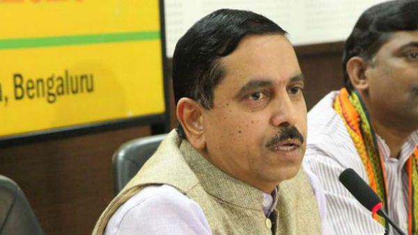 కేసీఆర్ అబద్దాల కంపెనీ తాయారు చేస్తున్నాడు