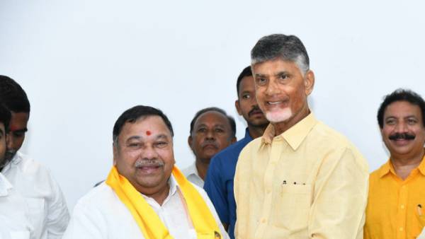 kasani gnaneshwar took over as the telangana tdp president in the presence of chandrababu naidu kasani gnaneshwar took over as the telangana tdp president in the presence of chandrababu naidu