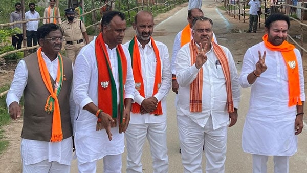 తెల్లటి దుస్తుల్లో చల్లటి వాగ్ధానాలు.. మునుగోడు ప్రజలు నమ్మారా.?