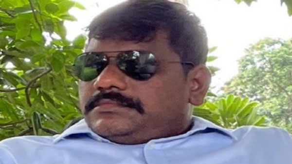 కారులో ఏకాంతంగా యువతితో సీఐ రాజు