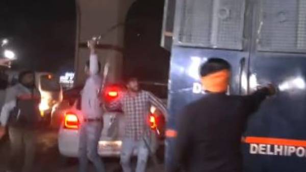 పోలీసు వాహనంపై దాడి