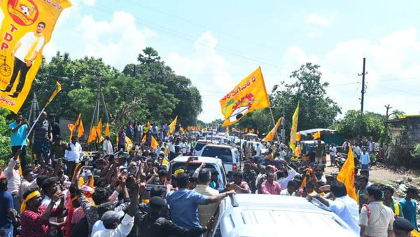 stones thrown on TDP Chief Chandra Babu convoy at Nandigama, CSO Injured stones thrown on TDP Chief Chandra Babu convoy at Nandigama, CSO Injured