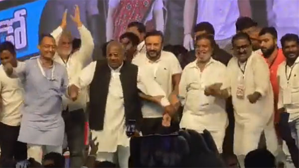 నేతలతో కలిసి చిందులు