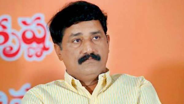 సీనియర్ మంత్రి రాజీ ఫార్ములా..