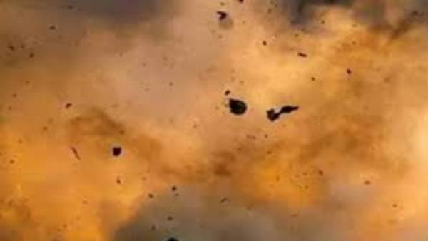 బాంబు ఉందని భయంతో ?