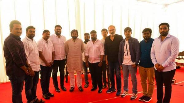 janasena leaders are given crore rupee check to pawan kalyan janasena leaders are given crore rupee check to pawan kalyan