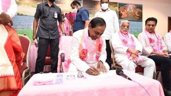 మళ్ళీ టికెట్లు సిట్టింగ్ లకే.. టీఆర్ఎస్ లో వాళ్లకు షాక్