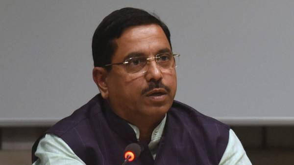 కేటీఆర్, కవిత వస్తామంటే వద్దంటామా? అంటూ ప్రహ్లాద్ జోషి