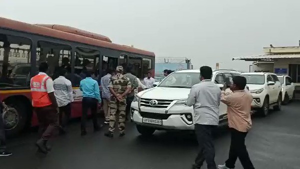 maheshbabu reach vijayawada to immerse late father krishnas moral remains into krishna maheshbabu reach vijayawada to immerse late father krishnas moral remains into krishna