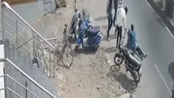 బాలికను ప్రశంసిస్తున్న పలువురు.. ఆటో నుండి దూకి బాలిక సాహసం