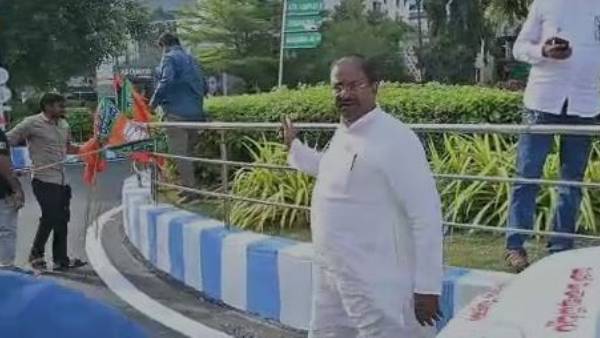 big shock to bjp as jagan regime removing saffron flags in vizag ahead of pm modis tour big shock to bjp as jagan regime removing saffron flags in vizag ahead of pm modis tour