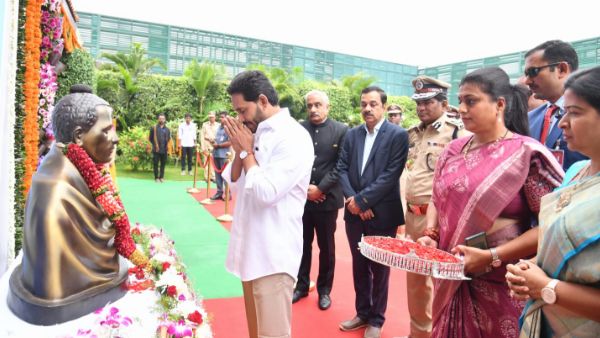 andhra state formation day celebrations : ys jagan hoisted national flag at camp office andhra state formation day celebrations : ys jagan hoisted national flag at camp office
