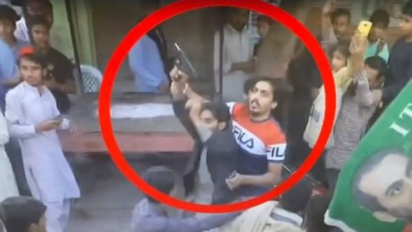 Imran Khans attacker hailed by crowd Imran Khans attacker hailed by crowd