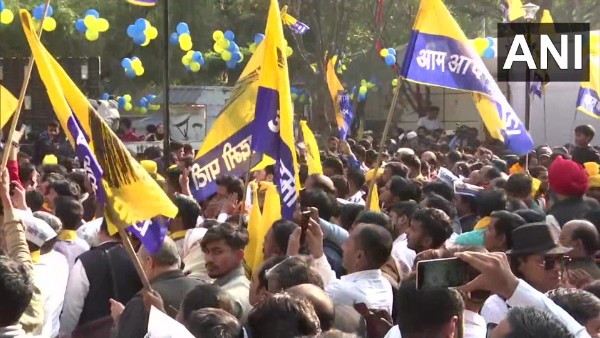 aam admi party sweeps delhi civic polls with 135 seats, ends to bjps 15 year rule aam admi party sweeps delhi civic polls with 135 seats, ends to bjps 15 year rule