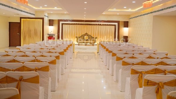 కల్యాణమండపంలో పెళ్లిసందడి