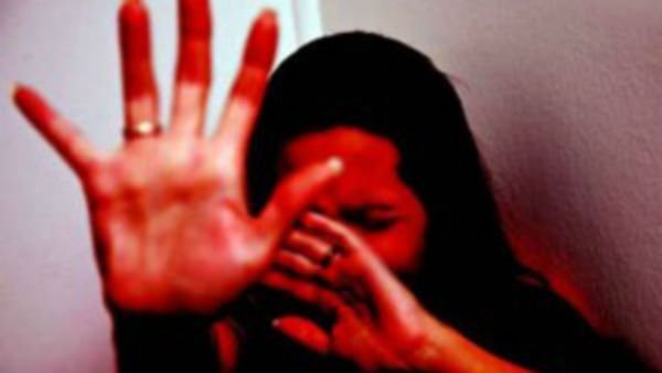 తల్లిని రూమ్ లో పెట్టి లాక్ చేసిన కూతురు