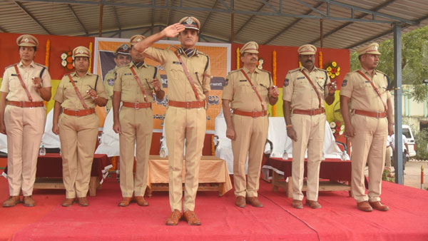 అందరితో సూపర్ పోలీస్ అనిపించుకున్న పోలీస్ బాస్ తరుణ్ జోషి