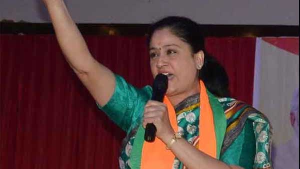 ప్రాంతేతర పార్టీల దాడి పేరుతో మళ్ళీ తెలంగాణా సెంటిమెంట్ : విజయశాంతి