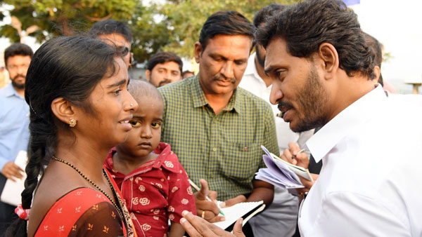 జగన్ వద్దకు కన్నీళ్లతో చిన్నారి తల్లిదండ్రులు