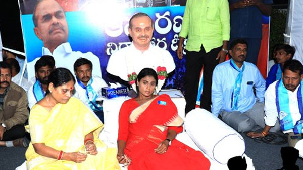 పాదయాత్ర అనుమతి కోసం భీష్మించుకు కూర్చున్న షర్మిల..కర్ఫ్యూ వాతావరణం ..