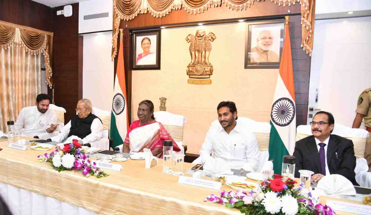 YS Bharathi, wife of CM YS Jagan met as courtesy to President of India Draupadi Murmu in Vijayawada. YS Bharathi, wife of CM YS Jagan met as courtesy to President of India Draupadi Murmu in Vijayawada.