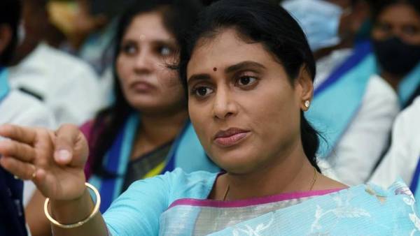 రెండు రాష్ట్రాల్లో అన్నా - చెల్లి భిన్న మార్గాల్లో..