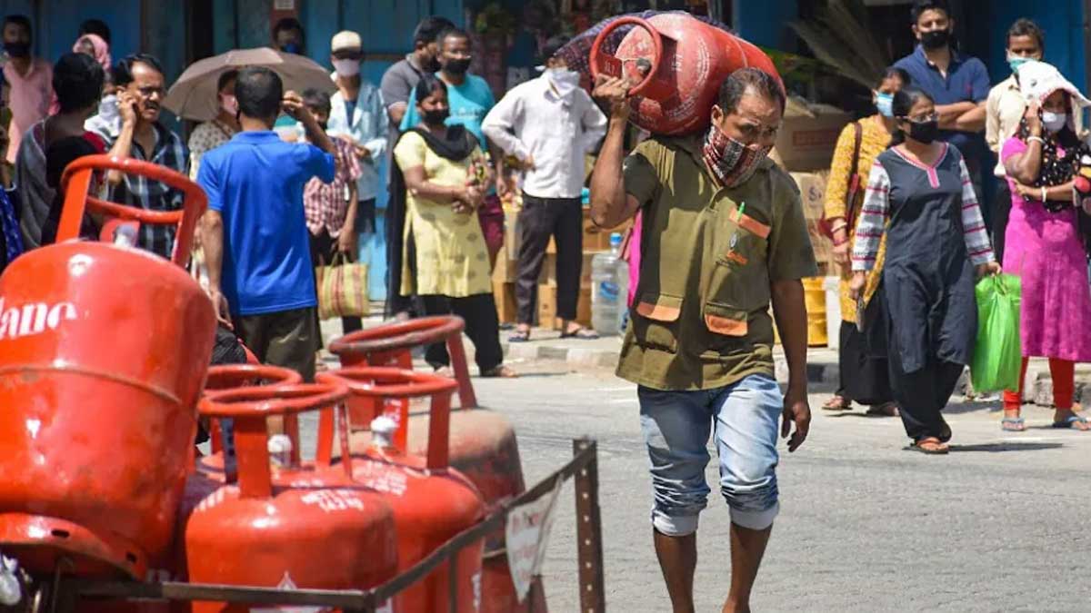 ఏపీలో గ్యాస్ డెలివరీ ఛార్జీల ప్రకటన ! 5 కిలోమీటర్ల లోపు ఉచితం ఆ తర్వాత