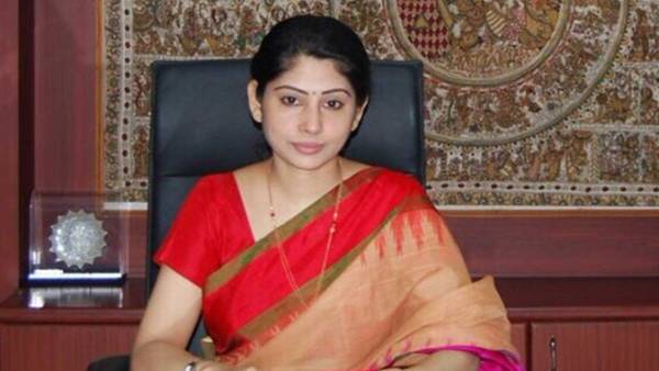 రాత్రి 11.40 గంటలకు స్మితా సబర్వాల్ ఇంటికి ఆనంద్ కుమార్