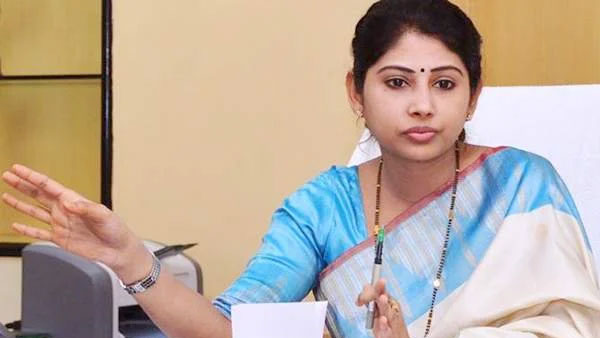 స్మిత సబర్వాల్ ఇంటి తలుపుతట్టిన డిప్యూటీ తహసీల్దార్