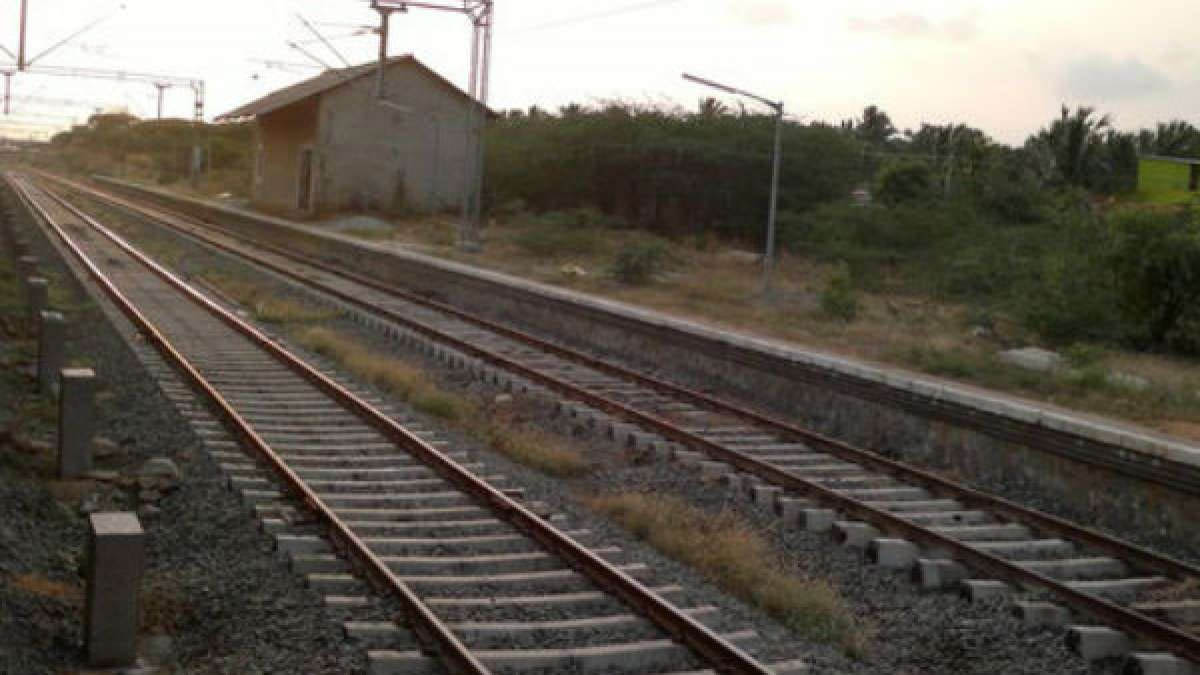 రైల్వే ట్రాక్ పై W/L బోర్డు చూశారా? what is the use of W/L board on