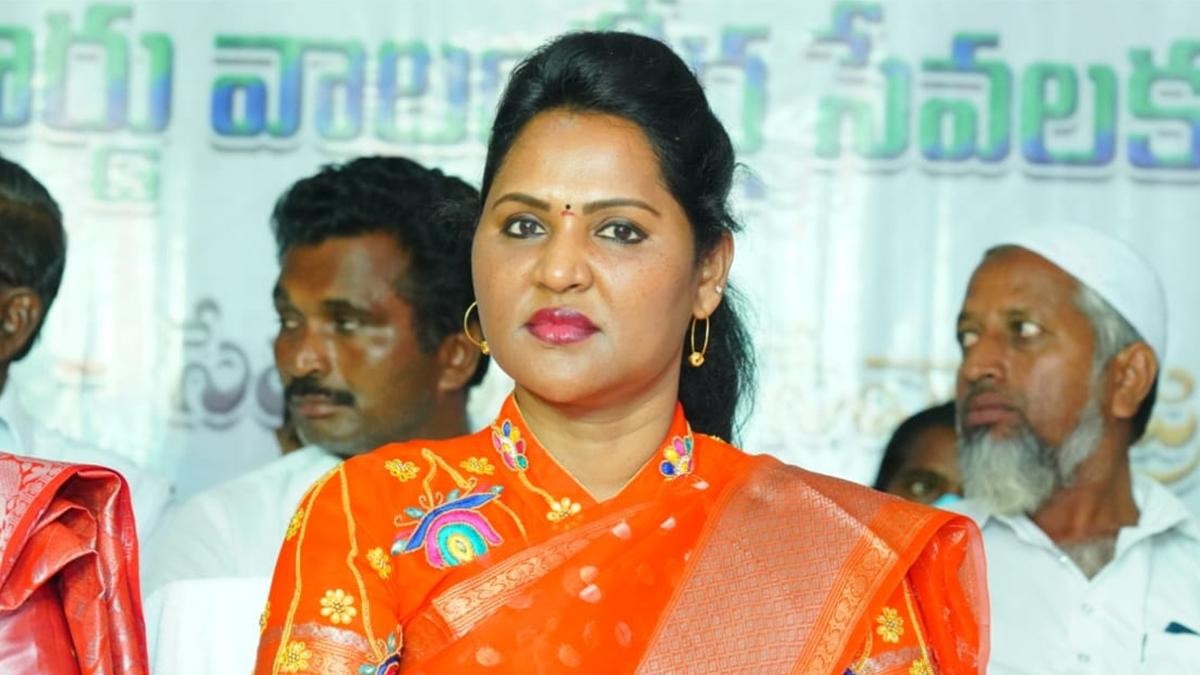 వైసీపీకి రిటర్న్ గిఫ్ట్ ఇస్తాను - జై అమరావతి : ఉండవల్లి శ్రీదేవి..!! | MLA Undavalli  Sridevi Seriously reacted on suspension and announces her support for  Amaravati Capital - Telugu Oneindia