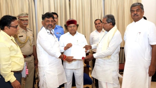 గవర్నర్‌ను కలిసిన సిద్దరామయ్య, డీకే శివకుమార్: 20న కొత్త ప్రభుత్వ ఏర్పాటు, కేసీఆర్‌కు ఆహ్వానం