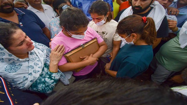 భారత రెజ్లర్లకు వరల్డ్ రెజ్లింగ్ మద్దతు: రెజ్లింగ్ ఫెడరేషన్ ఆఫ్ ఇండియాపై వేటుకు హెచ్చరిక