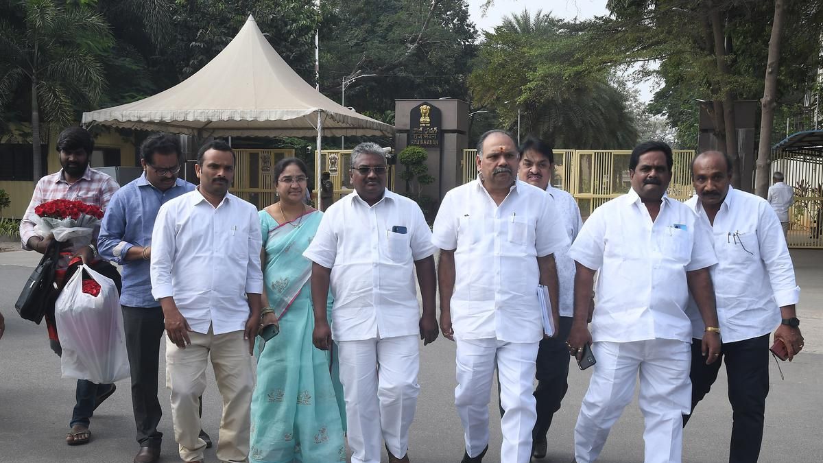 జగన్ సర్కార్ పై పోరు విషయంలో ఉద్యోగ సంఘాల్లో చీలిక ?