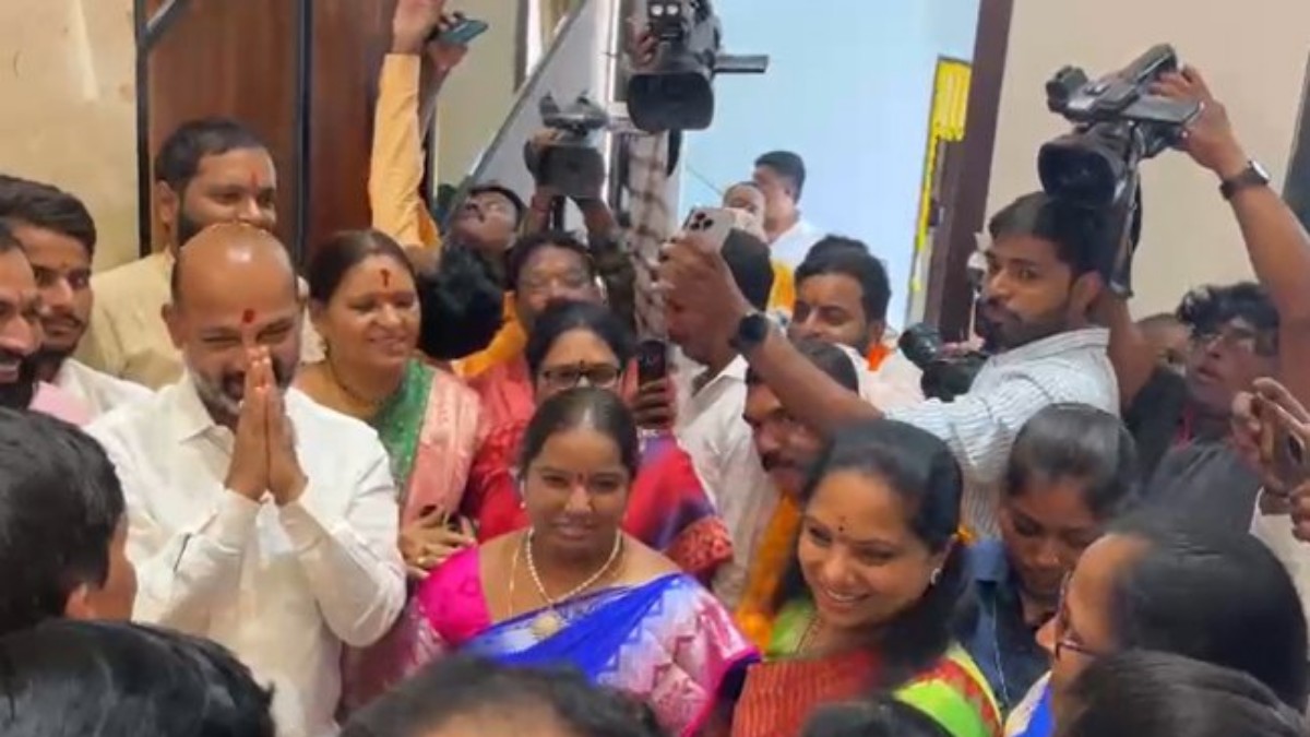 ఇంట్రెస్టింగ్.. నవ్వుతూ పలకరించుకున్న బండి సంజయ్, ఎమ్మెల్సీ కవిత