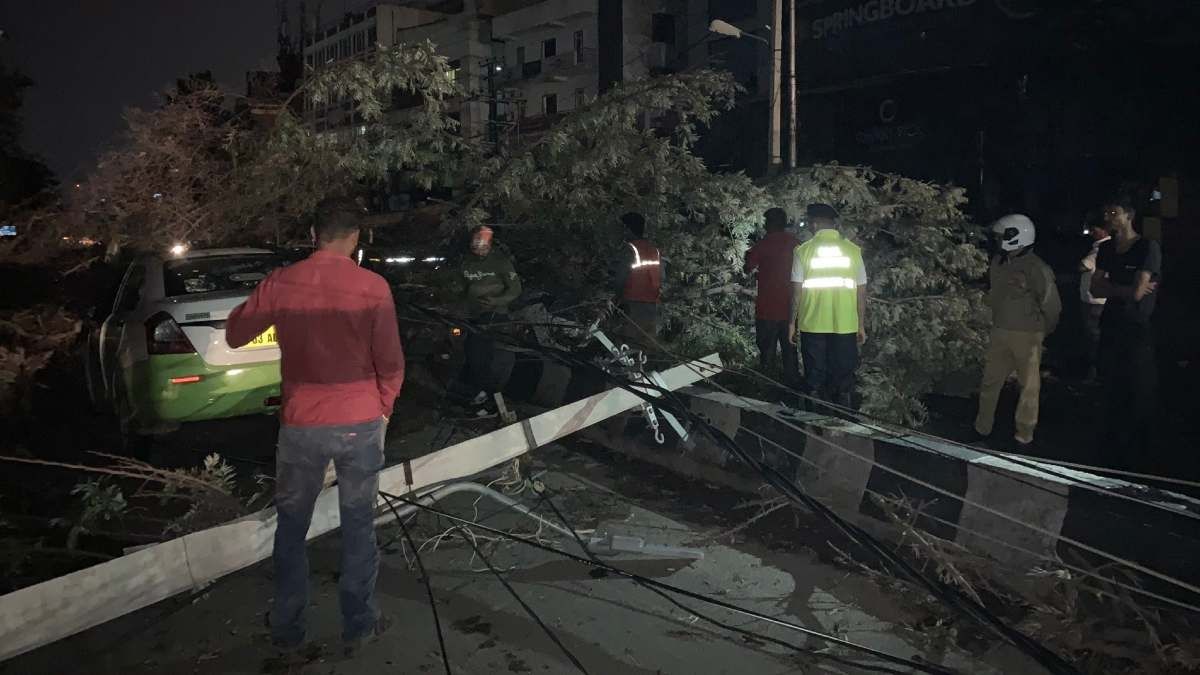 బెంగళూరులో కుప్పకూలుతున్న విద్యుత్ స్థంభాలు, కాలిపోతున్న ట్రాన్స్ ఫార్మర్లు !