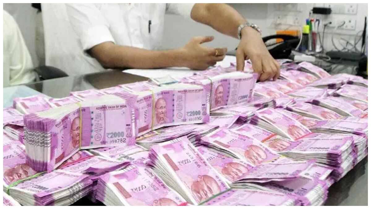 ప్రభుత్వ భవనం బేస్‌మెంట్లో రూ. 2 కోట్లకుపైగా నగదు, కిలో బంగారం సీజ్, రూ. 2వేల నోట్లే!