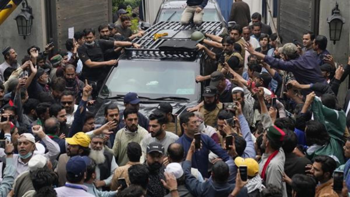 ఇమ్రాన్ ఖాన్ ఇంట్లో 40 మంది తీవ్రవాదులు ? ముట్టడించిన పోలీసులు