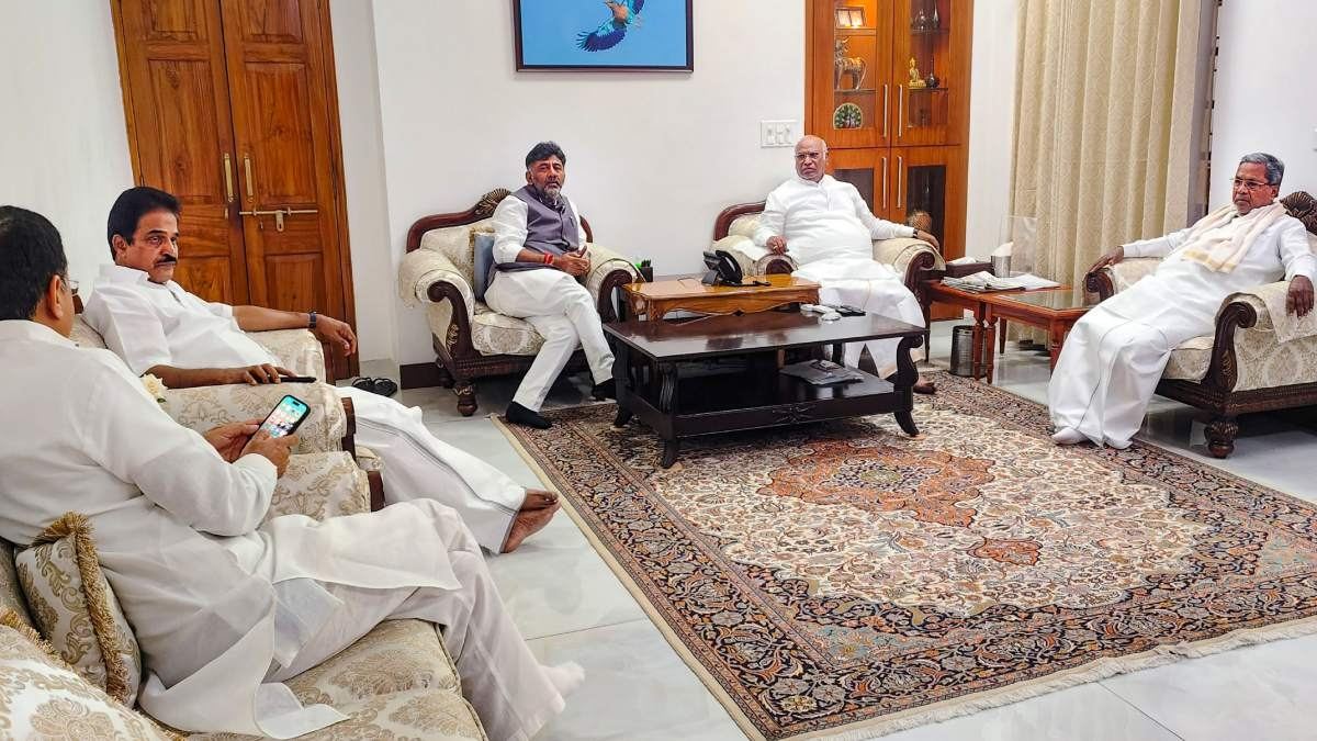 అమ్మతోడు, ఆ ఐదు శాఖలు మాకే కావాలి, మిగిలింది ఏంది బొక్కా అంటూ సిద్దూ వర్గం ?