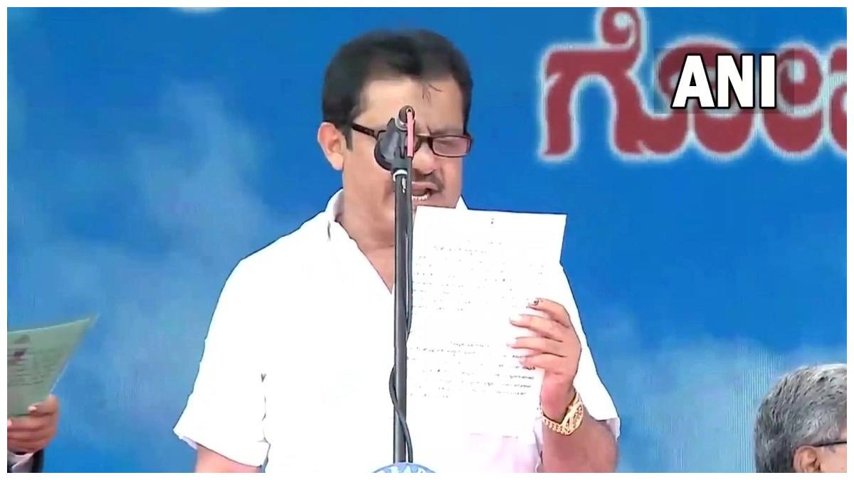 సీఎం, డీకేతో సహ అందరూ కన్నడలో ప్రమాణస్వీకారం చేస్తే జమీర్ ఎలా చేశారంటే !