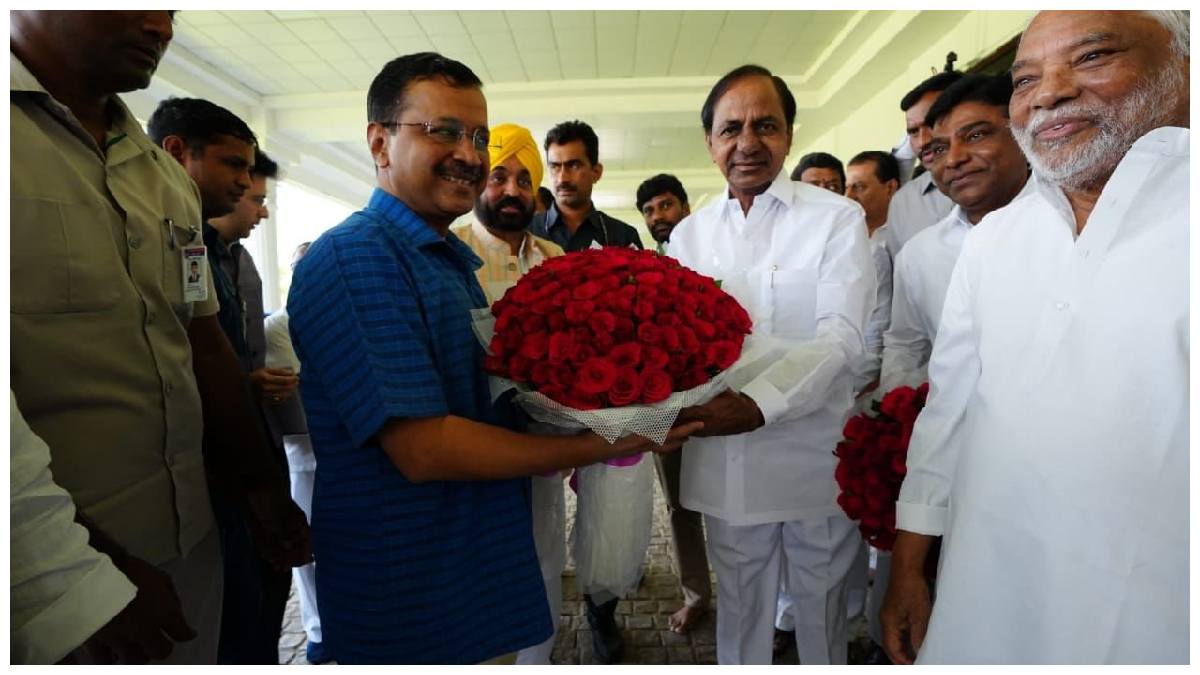హైదరాబాద్‌లో కేజ్రీవాల్ ప్రత్యక్షం- కేసీఆర్‌తో కీలక భేటీ