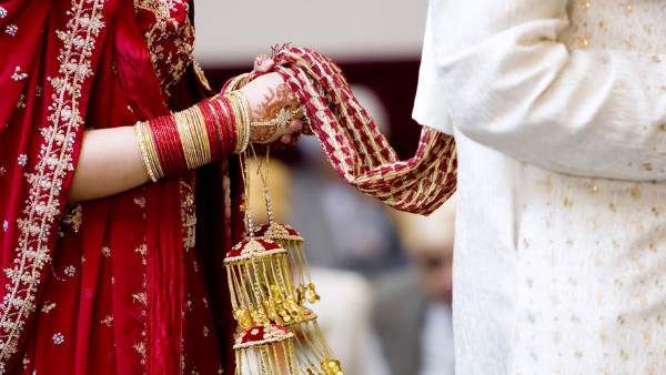 బంగారం పెట్టలేదని అలిగిన వరుడు.. దిమ్మదిరిగే షాక్ ఇచ్చిన వధువు..