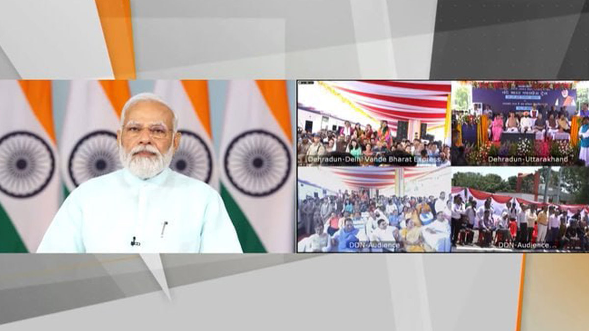 వందే భారత్ రైలును ప్రారంభించిన మోదీ