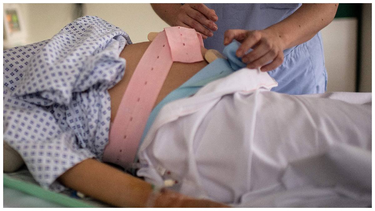 విషాదం: డాక్టర్ రాలేననడంతో గర్భిణీకి కాన్పు చేసిన నర్సులు, శిశువు మృతి