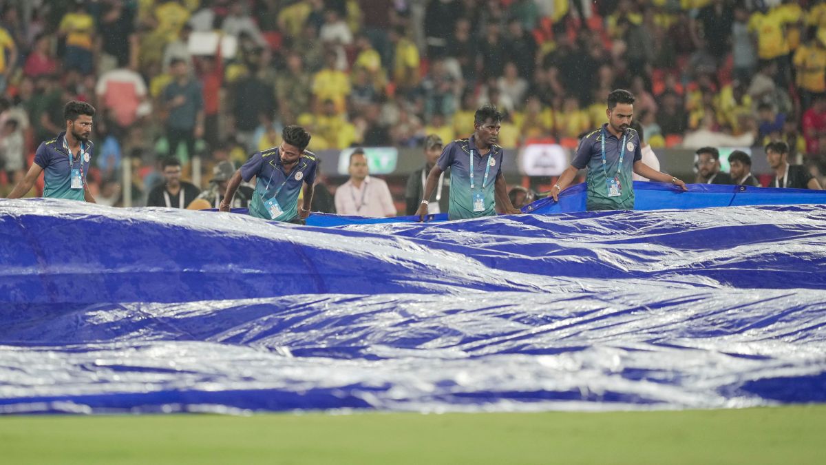 వరుణుడి చేతిలో ధోనీ సేన తలరాత: ఎన్ని ఓవర్లకు ఎన్ని పరుగులు చేయాలంటే..?