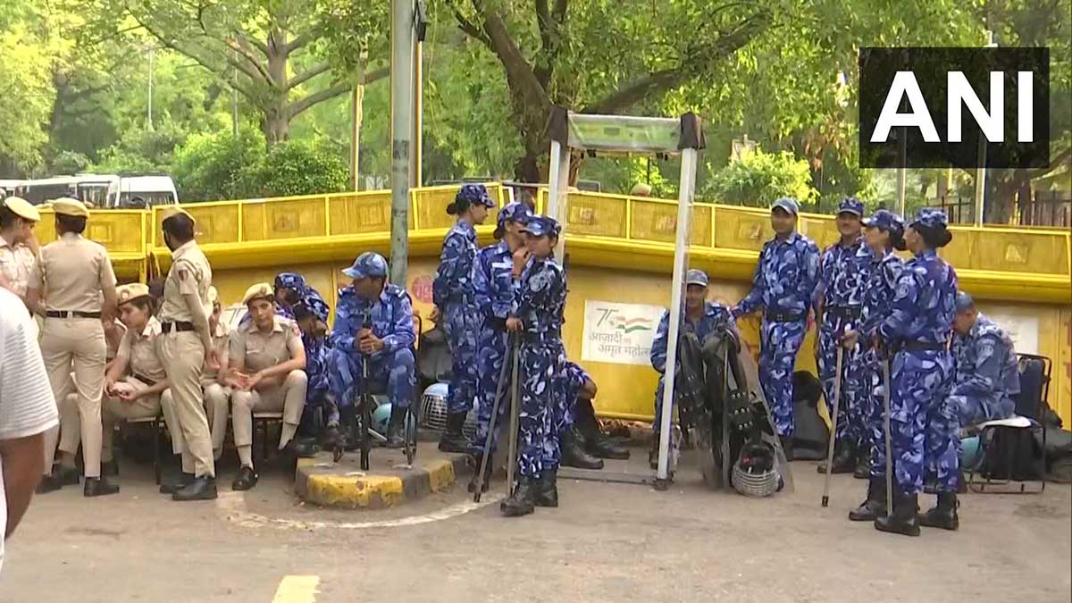 కొత్త పార్లమెంట్ భవనం వద్ద `పంచాయతీ`