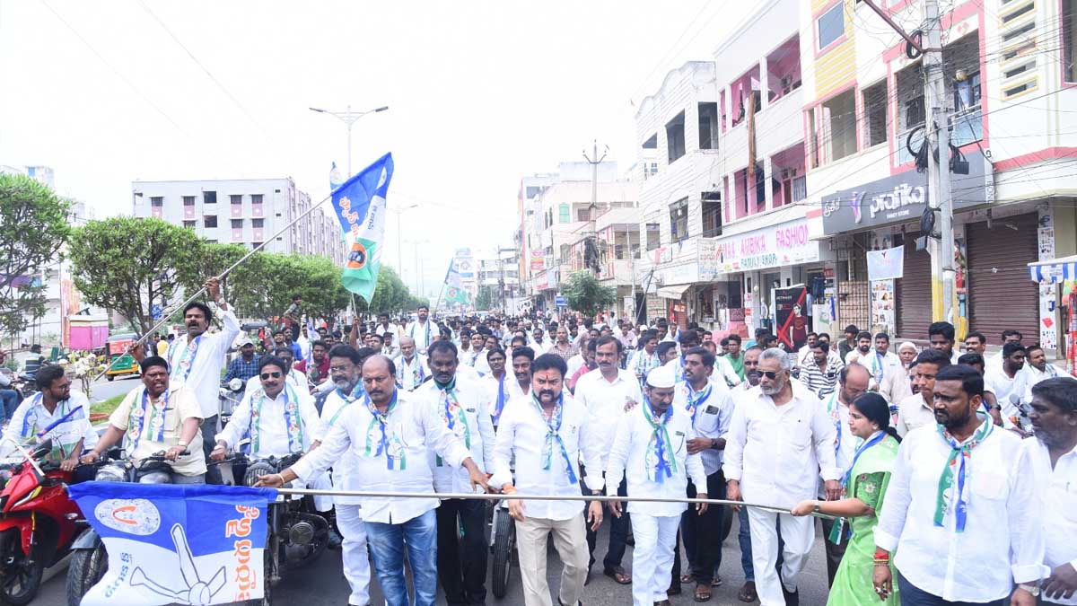 అమరావతిపై చంద్రబాబు కామెంట్స్ రచ్చ- విజయవాడలో వైసీపీ భారీ నిరసన ర్యాలీ..