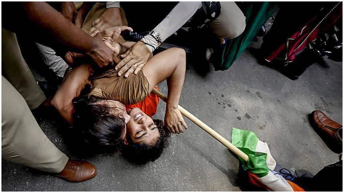 పార్లమెంట్ వైపు దూసుకెళ్లిన రెజ్లర్లు: అడ్డుకుని అరెస్ట్ చేసిన పోలీసులు, ఉద్రిక్తత