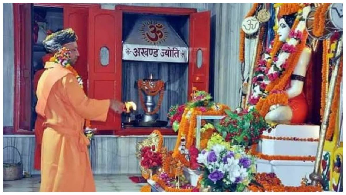యూపీ గోరఖ్ నాథ్ ఆలయంలో 9 విగ్రహాలకు యోగీ ఆదిత్యనాథ్ ప్రాణప్రతిష్ట...